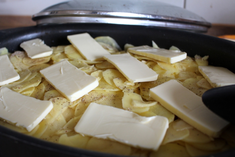 Rindfleischtopf-mit-Porree-getrockneten-Aprikosen-und-Kartoffelhaube05